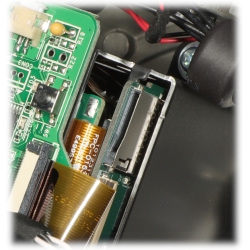 Gniazdo Micro SD znajduje się wewnątrz kamery